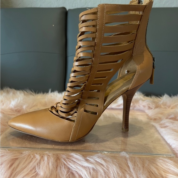 Nine West woman’s tan heels - Picture 3 of 3